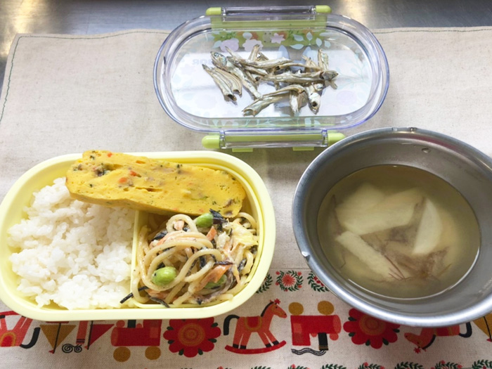 ご飯 味噌汁 五目卵焼き スパサラ 煮干 給食の献立 学校法人帯広竜谷学園 帯広幼稚園